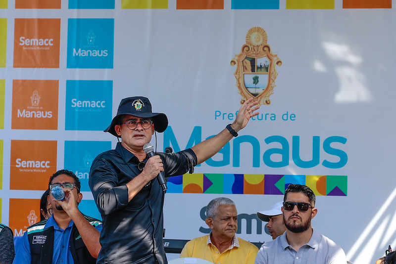 Prefeito David Almeida assina ordem de reforma de feira municipal há 16 anos abandonada